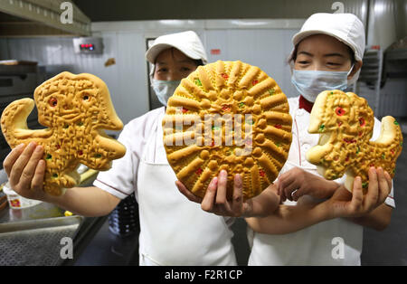 Zhangye, Chinas Provinz Gansu. 22. Sep, 2015. Arbeiter zeigen Löwen-Form Mooncakes in einem Supermarkt in Zhangye, Nordwesten Chinas Provinz Gansu, 22. September 2015. Chinesen werden Mid-Autumn Festival am 27. September heuer zum 15. Tag des im achten Monat in lunar Kalender erhalten. Es ist eine Tradition, Mooncakes Essen und haben ein Familientreffen auf dem Festival. © Wang Jiang/Xinhua/Alamy Live-Nachrichten Stockfoto