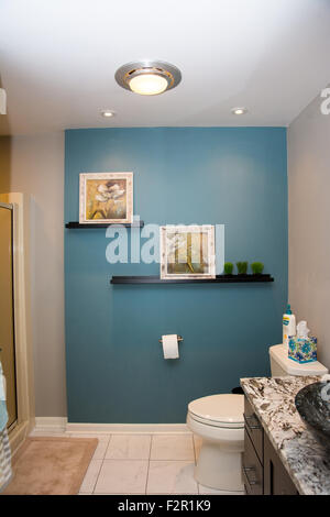 Ein schön ausgestattetes Bad mit einer Mauer/Petrol blau Stockfoto