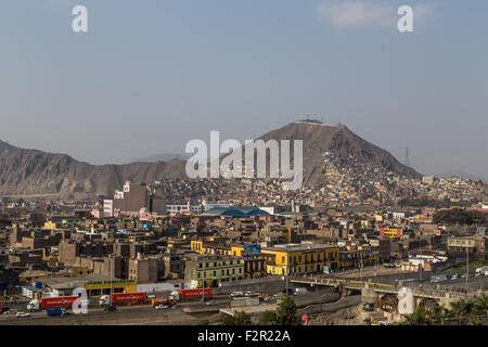 Lima, Peru - 5. September 2015: Foto des Hügels San Cristobal an der Nordseite des Flusses Rimac. Stockfoto