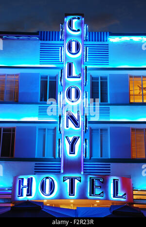 Das Colony Hotel erhellt die Nacht in Miami Beach Stockfoto