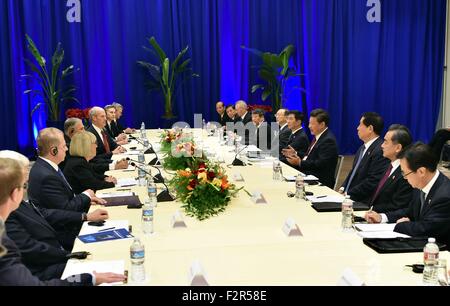Seattle, USA. 22. Sep, 2015. Chinesischen Staatspräsidenten Xi Jinping (4. R) trifft sich mit Washington Gouverneur Jay Inslee, Seattle Bürgermeister Ed Murray, Senator Patty Murray, Kongreßabgeordnetes Rick Larsen, ehemaliger Botschafter in China Gary Faye Locke und andere in Seattle, USA, 22. September 2015. XI kam in dieser Osten Pazifikküste Stadt am Dienstagmorgen für seinen ersten Staatsbesuch auf dem U.S. © Li Tao/Xinhua/Alamy Live-Nachrichten Stockfoto