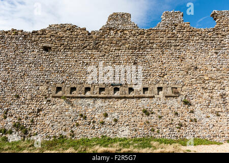 England. Portchester Castle. Portus Adurni, römische Saxon Shore fort. 12. Jahrhundert monastischen Latrinen garderobe Rutschen in die Außenseite der römischen Mauer Stockfoto