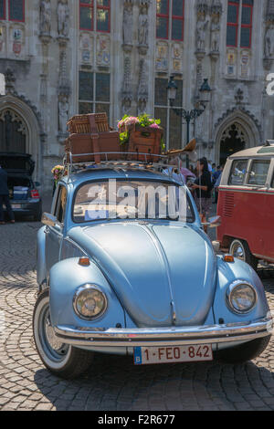 Eine klassische VW-Käfer auf dem Display auf dem Marktplatz in Brügge, Belgien Stockfoto