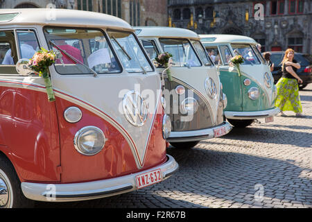 Drei klassische VW Wohnmobile auf dem Display in der Mitte von Brügge Stockfoto