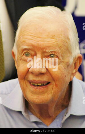 Austin, Texas, USA. 1. August 2015. Ehemalige US-Präsident Jimmy Carter unterzeichnet Exemplare seines neuen Buches '' A voller Leben: Reflexionen auf neunzig '' bei Bookpeople in Austin, TX auf 08/01/2015.Over 1000 Menschen aufgereiht in der August Hitze, ein signiertes Exemplar zu kaufen. © Jeff Newman/Globe Fotos/ZUMA Draht/Alamy Live-Nachrichten Stockfoto