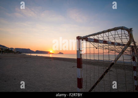 Strand-Fußballtore auf Altea Bucht bei Sonnenaufgang Stockfoto
