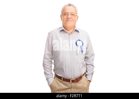 Stolze senior Gentleman posiert mit blauen Award Band auf seinem Hemd isoliert auf weißem Hintergrund Stockfoto