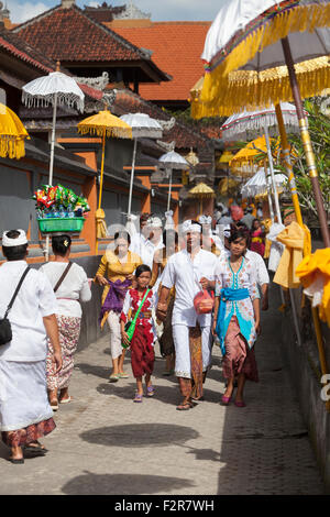 Feiern während des Festivals von Kuningan in einem Tempel in Mas, Bali, Indonesien Stockfoto