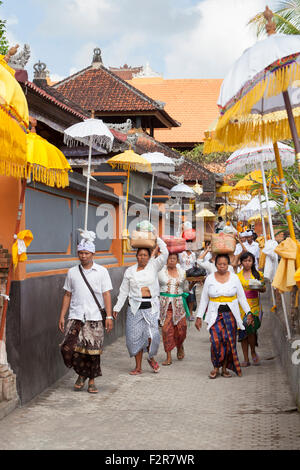 Feiern während des Festivals von Kuningan in einem Tempel in Mas, Bali, Indonesien Stockfoto