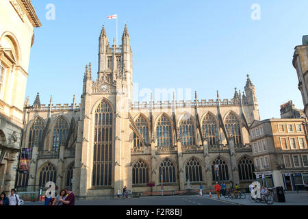 Englische Flagge auf dem Turm der Abteikirche Bath, Somerset, England, UK Stockfoto