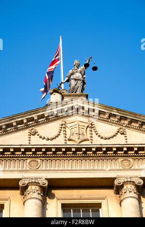 Britannia hält Waage der Gerechtigkeit, oben Guildhall bauen, Bath, Somerset, England, UK Stockfoto