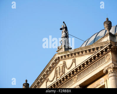 Britannia hält Waage der Gerechtigkeit, oben Guildhall bauen, Bath, Somerset, England, UK Stockfoto