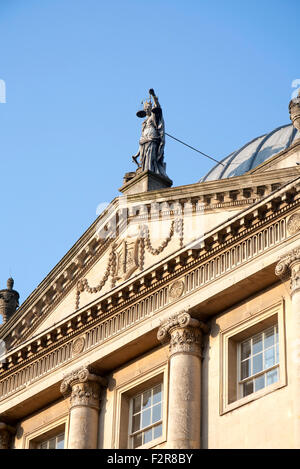 Britannia hält Waage der Gerechtigkeit, oben Guildhall bauen, Bath, Somerset, England, UK Stockfoto