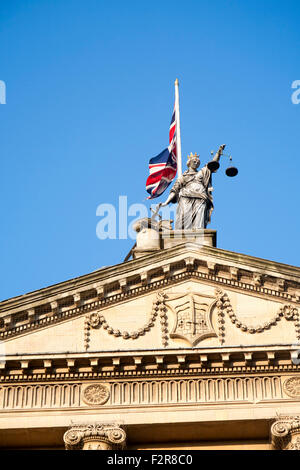 Britannia hält Waage der Gerechtigkeit, oben Guildhall bauen, Bath, Somerset, England, UK Stockfoto