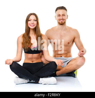 Sportliche Brautpaar - Mann und Frau, Yoga zu praktizieren, Übung zur Entspannung Stockfoto