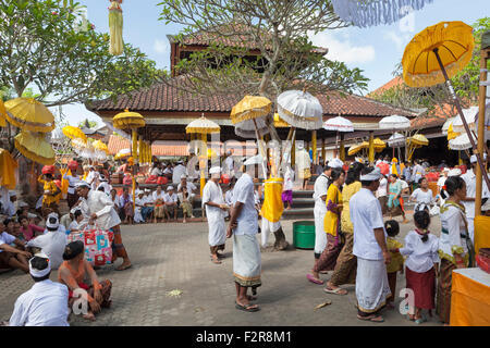 Feiern während des Festivals von Kuningan in einem Tempel in Mas, Bali, Indonesien Stockfoto