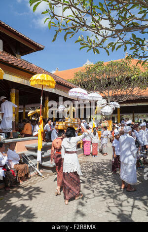 Feiern während des Festivals von Kuningan in einem Tempel in Mas, Bali, Indonesien Stockfoto