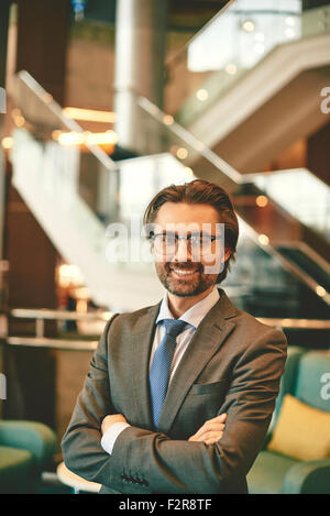Reife Geschäftsmann im eleganten Anzug, Blick in die Kamera Stockfoto