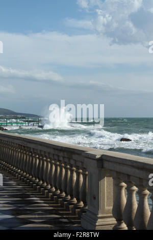 Mascagni-Terrasse direkt am Meer, Livorno, Toskana, Italien Stockfoto