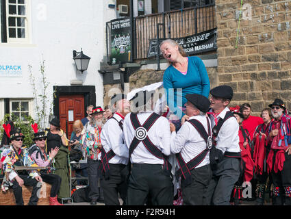 Morris Dancing Gruppe Great Yorkshire Morris durchzuführen bei Otley Folk Festival 2015, West Yorkshire, England, UK Stockfoto