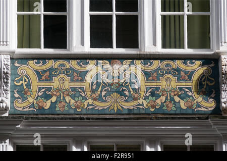 Fliesen- Panel mit Jacobean Motive, 1901 Gebäude 12 und 14 Dean Street, Newcastle-upon-Tyne, Nordost England, Großbritannien Stockfoto