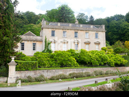 Klassische Fassade des Iford Manor House in der Nähe von Bradford on Avon, Wiltshire, England, UK Stockfoto