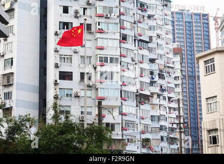 Shanghai, China. 01. Sep, 2015. Die chinesische Flagge auf Wohngebäude in Shanghai, China, 1. September 2015. Foto: Jens Kalaene/Dpa/Alamy Live News Stockfoto