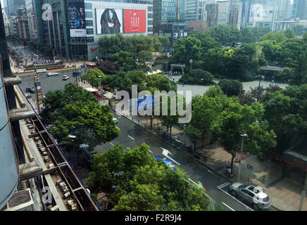 Shanghai, China. 01. Sep, 2015. Die Menschen den Markusplatz und der Nanjing Road in Shanghai, China, 1. September 2015. Foto: Jens Kalaene/Dpa/Alamy Live News Stockfoto