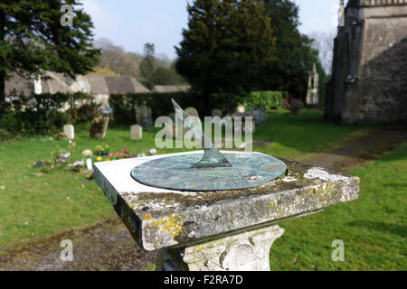 Sonnenuhr auf dem Kirchhof von St. Johannes der Täufer, Kingscote, Gloucestershire, Großbritannien Stockfoto