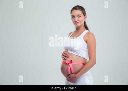 Porträt einer schwangeren Frau streichelt ihren Bauch isoliert auf weißem Hintergrund Stockfoto