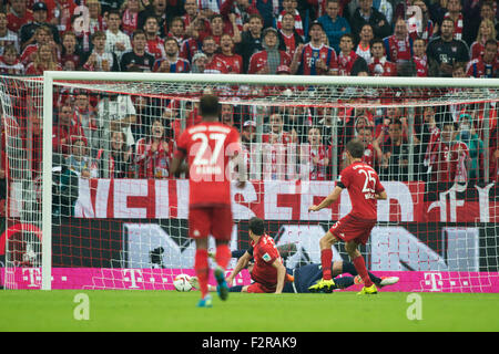 Deutsche Fußball Bundesliga, FC Bayern München gegen VfL Wolfsburg am 22. September 2015 mit 5: 1 in München. Robert Lewandowski (FC Bayern München) punktet. Stockfoto