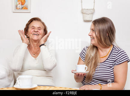 Betreuer, eine Tasse Tee mit einer älteren Frau im Ruhestand Stockfoto