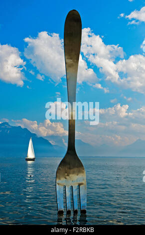 Skulptur der Gabel, La Fourchette, von Jean-Pierre Zaugg, in die See Leman, Alimentarium Museum für Ernährung, Vevey, Schweiz Stockfoto