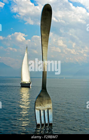 Skulptur der Gabel, La Fourchette, von Jean-Pierre Zaugg, in die See Leman, Alimentarium Museum für Ernährung, Vevey, Schweiz Stockfoto