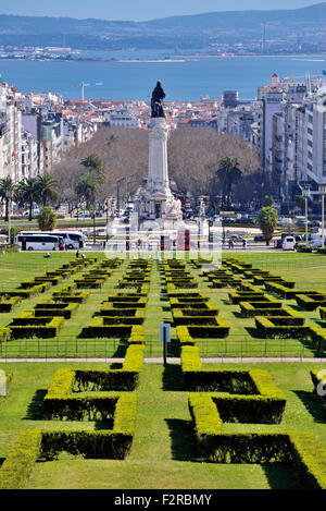 Portugal, Lissabon: Blick auf Park und Fluss Tagus am Aussichtspunkt Parque Eduardo VII Stockfoto