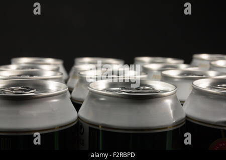 Gruppe von Getränkedosen aus Aluminium Stockfoto