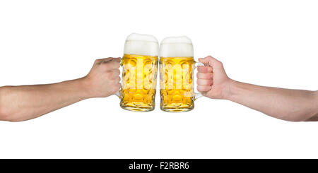 Prost! Hände halten deutsche Bierkrüge Stockfoto