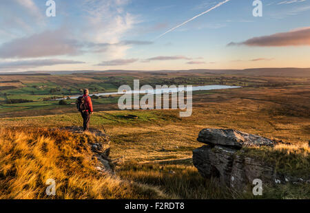 Goldsborough Crag, Baldersdale, Teesdale, County Durham.  Mittwoch, 23. September 2015, UK Wetter.  Mit einem sonnigen Start in den Tag für Nordengland war dieser Hügel Walker an der ersten Ampel den Sonnenaufgang über Jury-Stausee im Norden Pennine Moors von Teesdale genießen.  Die Prognose für das Vereinigte Königreich ist für lückenhaft Regen und Nieselregen breitet sich in aus dem Westen im Laufe Tages. Bildnachweis: David Forster/Alamy Live-Nachrichten Stockfoto