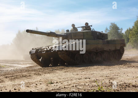 Leopard 2 A4 Kampfpanzer der finnischen Armee mit zwei Crew-Mitglieder mit Blick vom Turm. Stockfoto