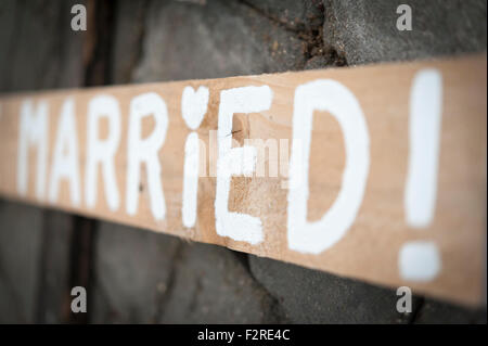 Eine handgemachte hölzerne Hochzeit-Zeichen mit dem Wort verheiratet gemalt Stockfoto