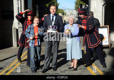 London, UK, 23. September 2015, David Walliams und Gangsta Oma stehlen Kronjuwelen aus dem Tower of London, während Beefeaters versuchen, sie zu stoppen. Bildnachweis: JOHNNY ARMSTEAD/Alamy Live-Nachrichten Stockfoto