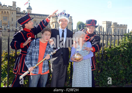 London, UK, 23. September 2015, David Walliams und Gangsta Oma stehlen Kronjuwelen aus dem Tower of London, während Beefeaters versuchen, sie zu stoppen. Bildnachweis: JOHNNY ARMSTEAD/Alamy Live-Nachrichten Stockfoto