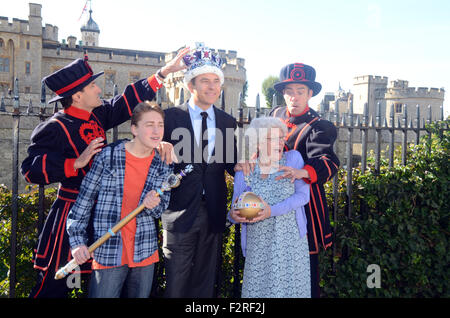 London, UK, 23. September 2015, David Walliams und Gangsta Oma stehlen Kronjuwelen aus dem Tower of London, während Beefeaters versuchen, sie zu stoppen. Bildnachweis: JOHNNY ARMSTEAD/Alamy Live-Nachrichten Stockfoto