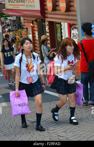 Zwei Schülerinnen zu Fuß. Harajuku, Tokio. Stockfoto