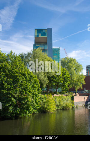 Manchester-Stadtbild entlang Fluß Irwell. Hochhäuser und blauer Himmel. Stockfoto