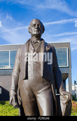 Statue von Joseph Brotherton (1783 – 1857), eine Reform britischer Politiker in Manchester, Vereinigtes Königreich. Stockfoto