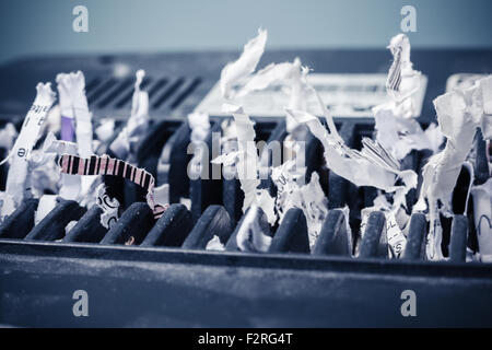 Hautnah auf einer Cross-Shredder mit Papier Stockfoto