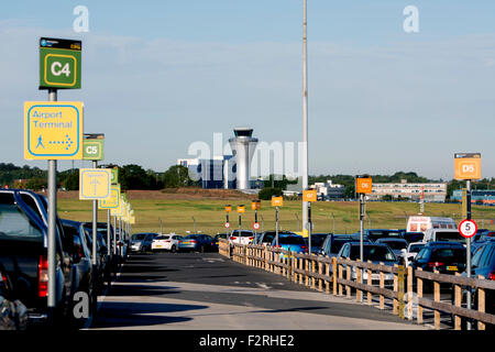 Passagiere-Parkplatz Flughafen Birmingham, UK Stockfoto