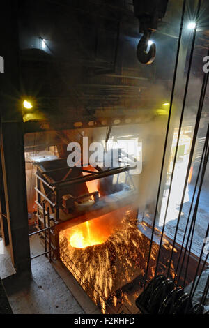 geschmolzenes Metall gegossen aus Pfanne im Stahlwerk Stockfoto