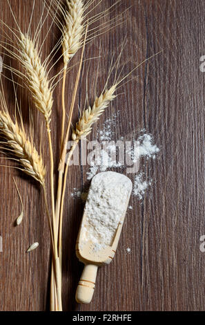 Hölzerne Löffel mit Vollkorn-Getreide und Mehl Stockfoto